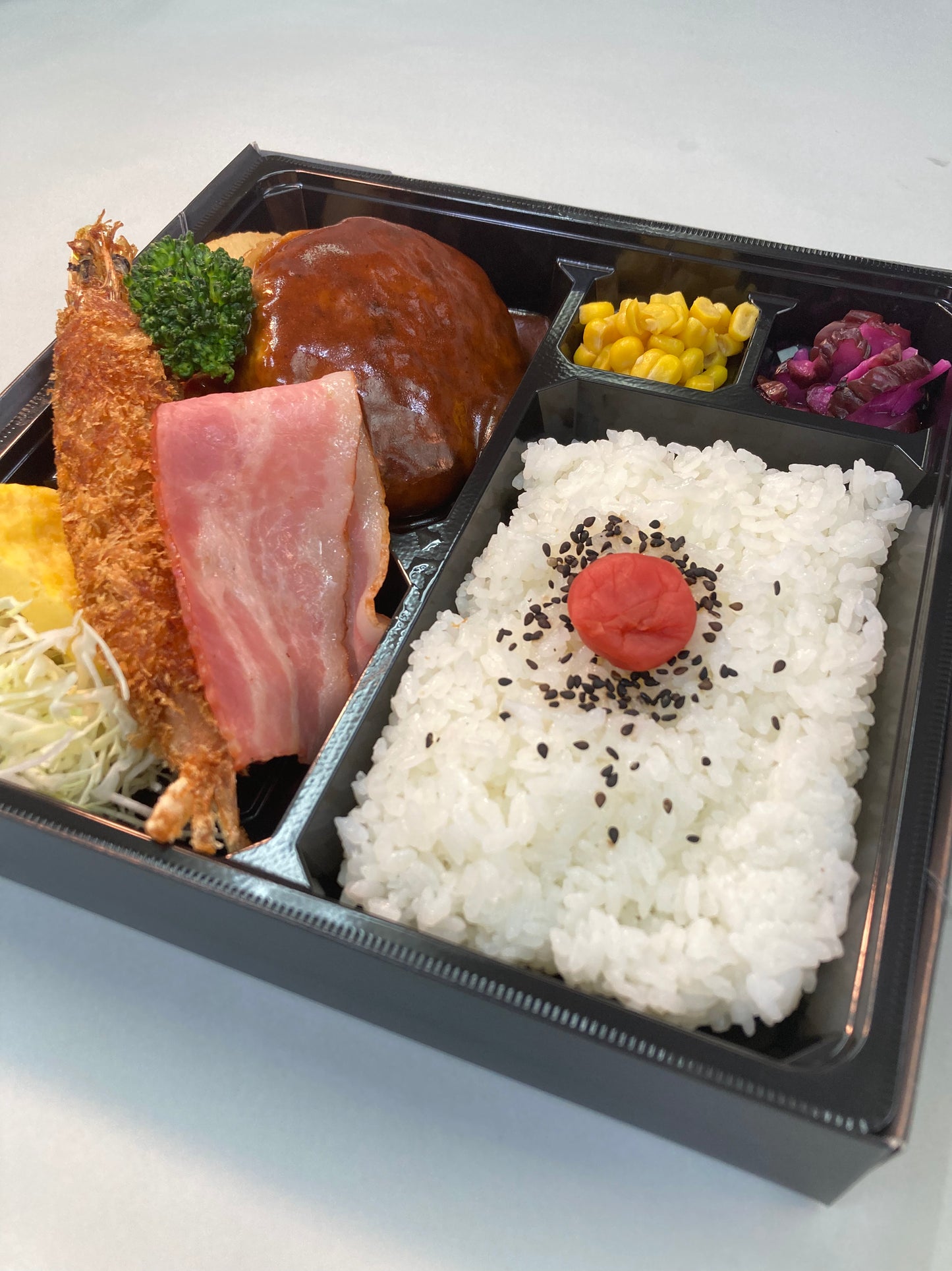 手ごねデミハンバーグ&有頭海老フライ弁当