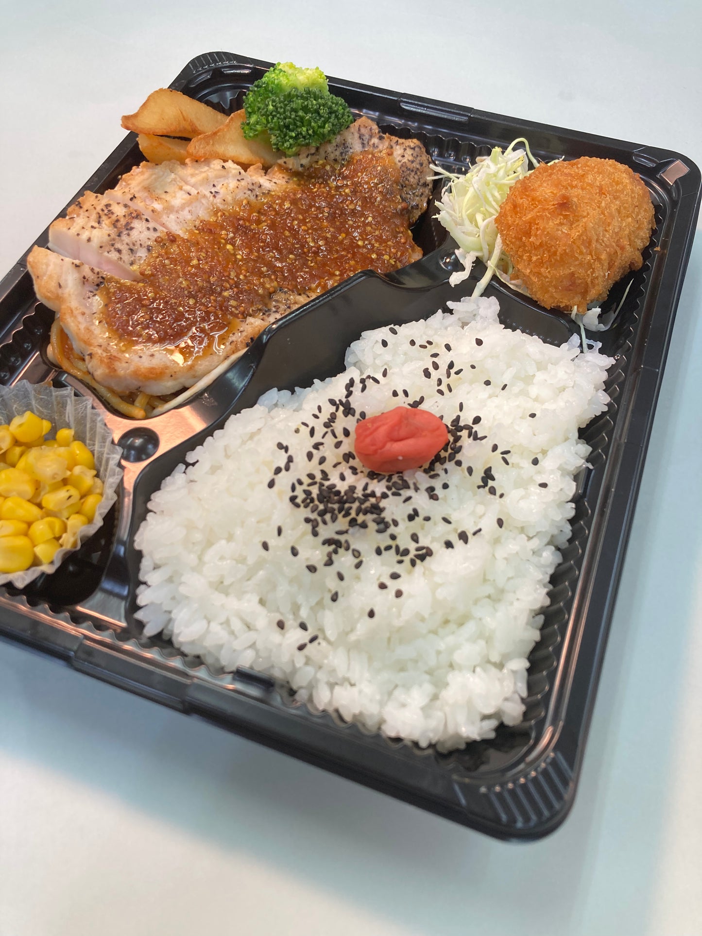 ポークソテー&カニクリームコロッケ弁当