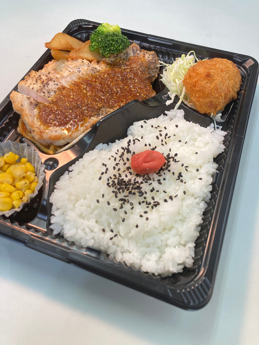 ポークソテー&カニクリームコロッケ弁当