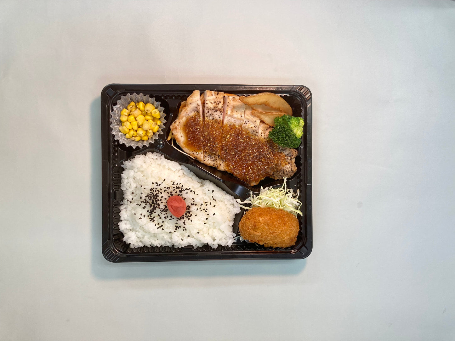ポークソテー&カニクリームコロッケ弁当