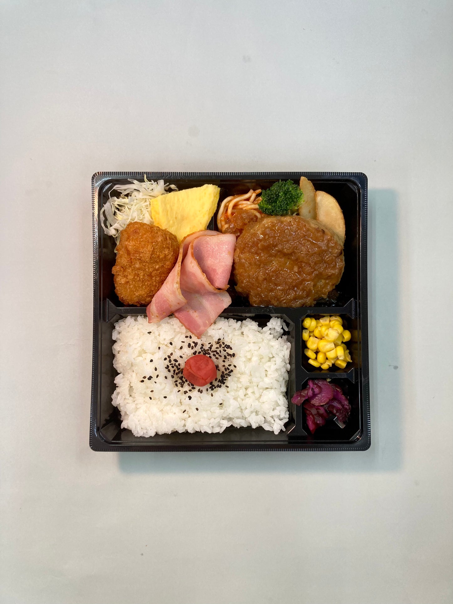 手ごね和風オニオンハンバーグ&カニクリームコロッケ弁当