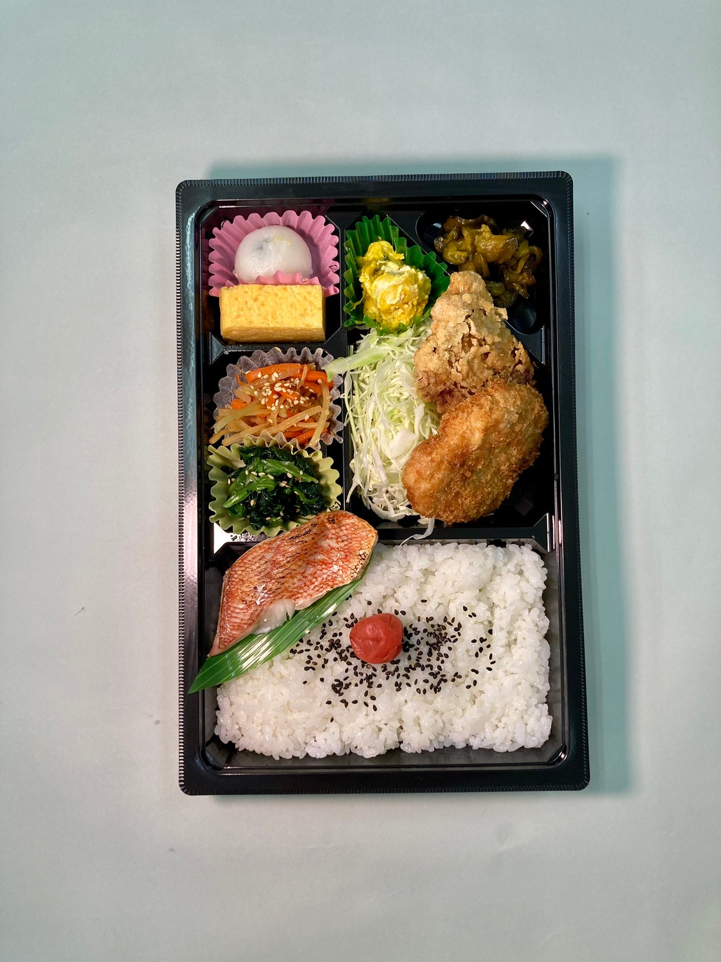厚切りヒレカツ鶏唐&焼き魚弁当
