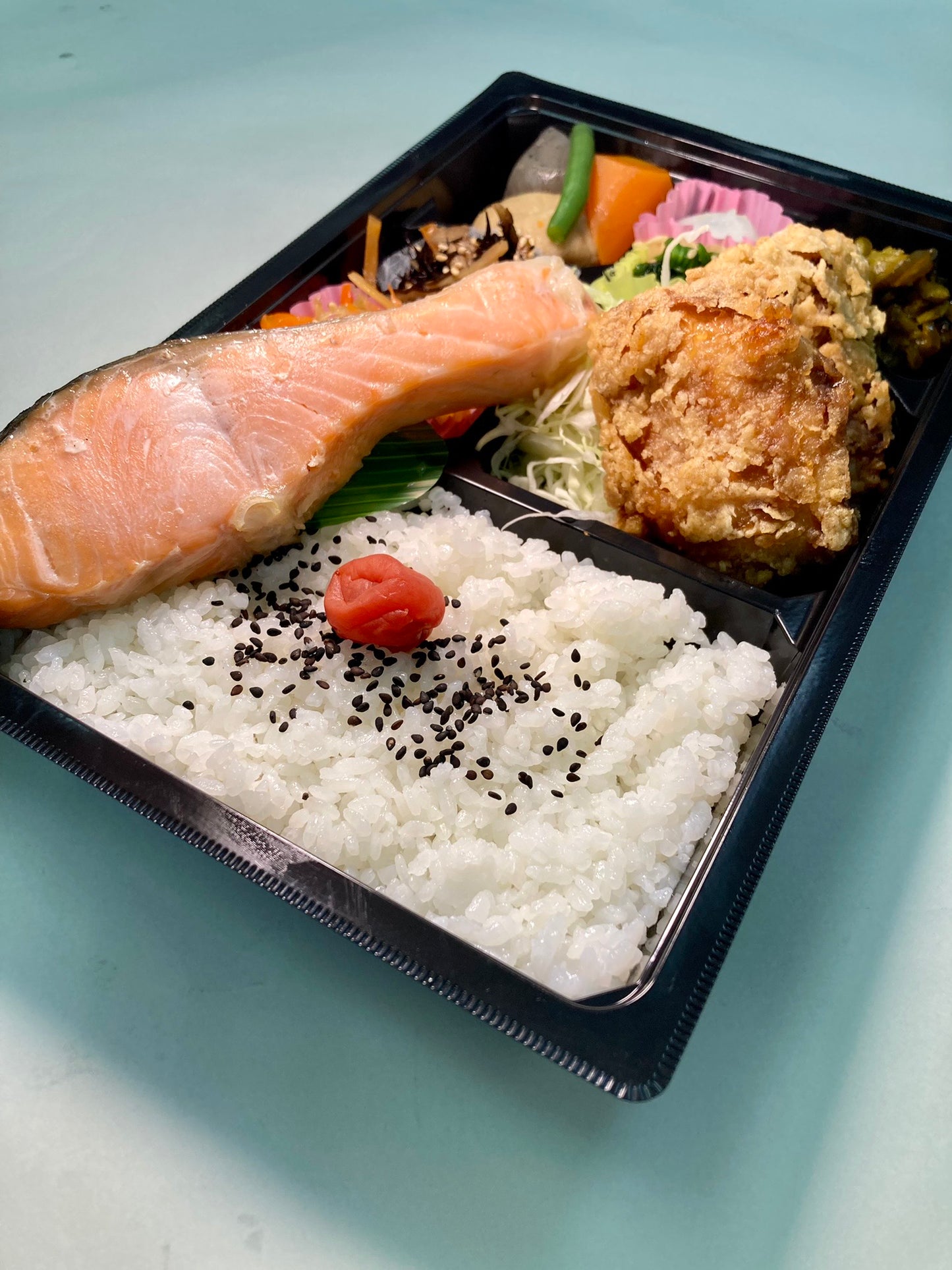 銀鮭＆鶏の唐揚げ弁当