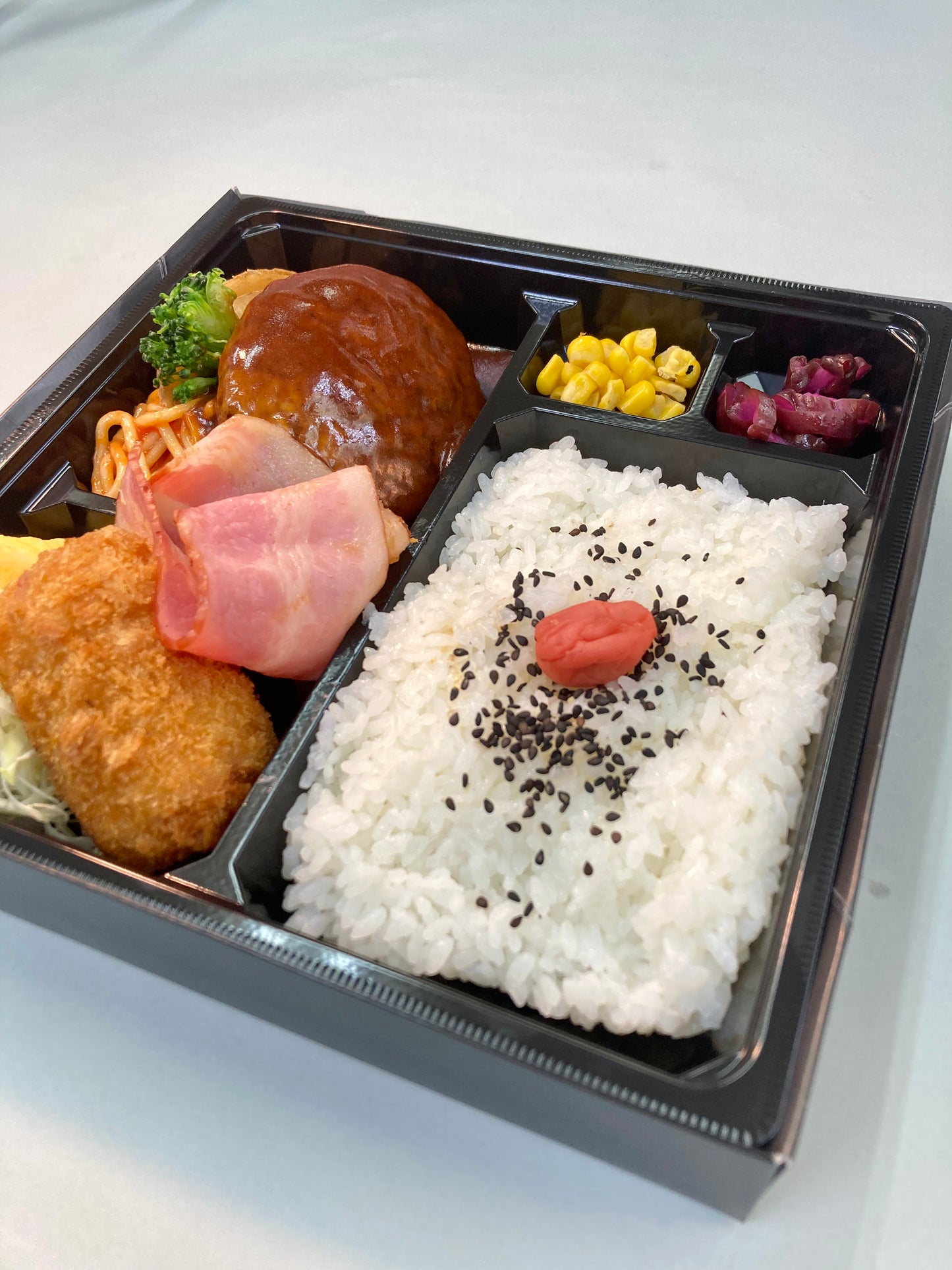 手ごねデミハンバーグ＆カニクリームコロッケ弁当