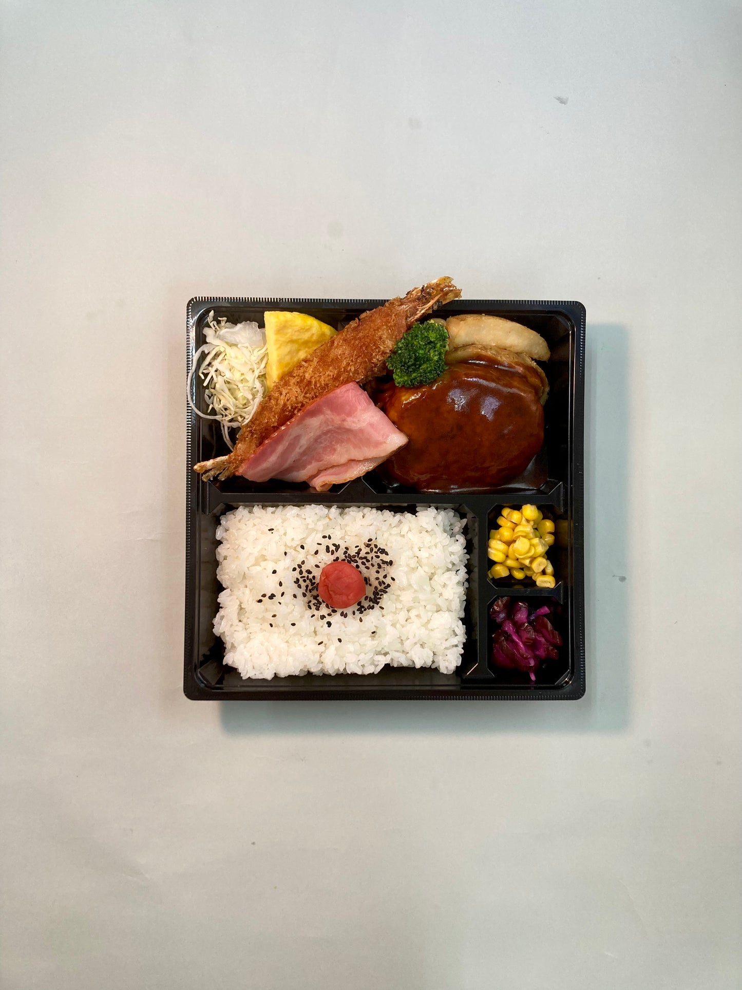 手ごねデミハンバーグ＆有頭海老フライ弁当
