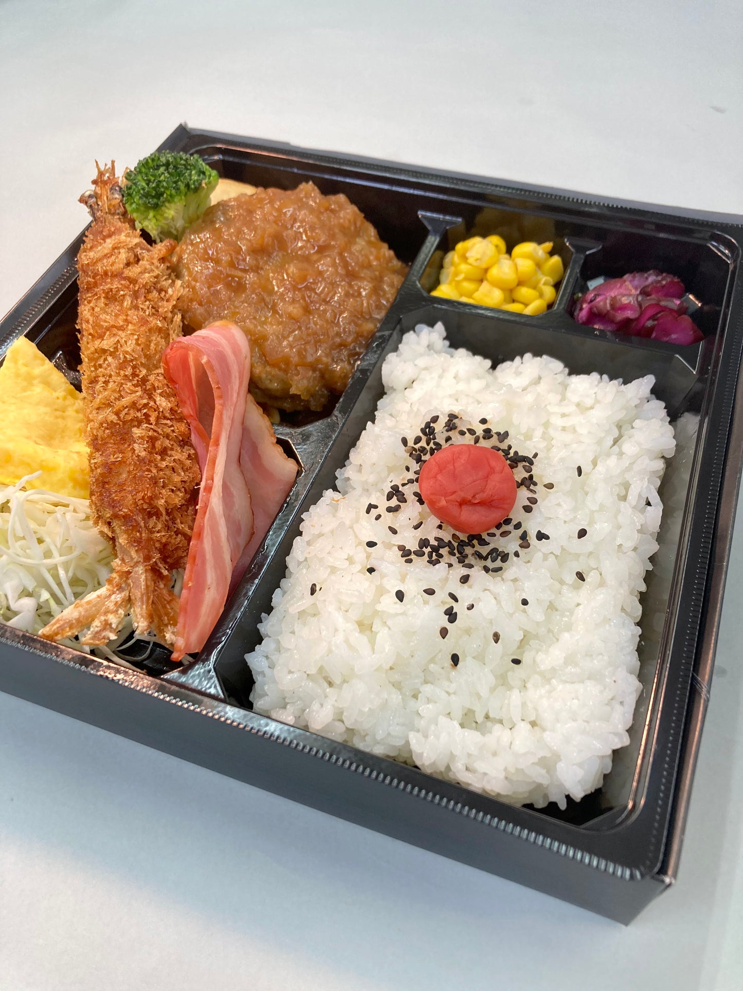 手ごね和風オニオンハンバーグ＆有頭海老フライ弁当