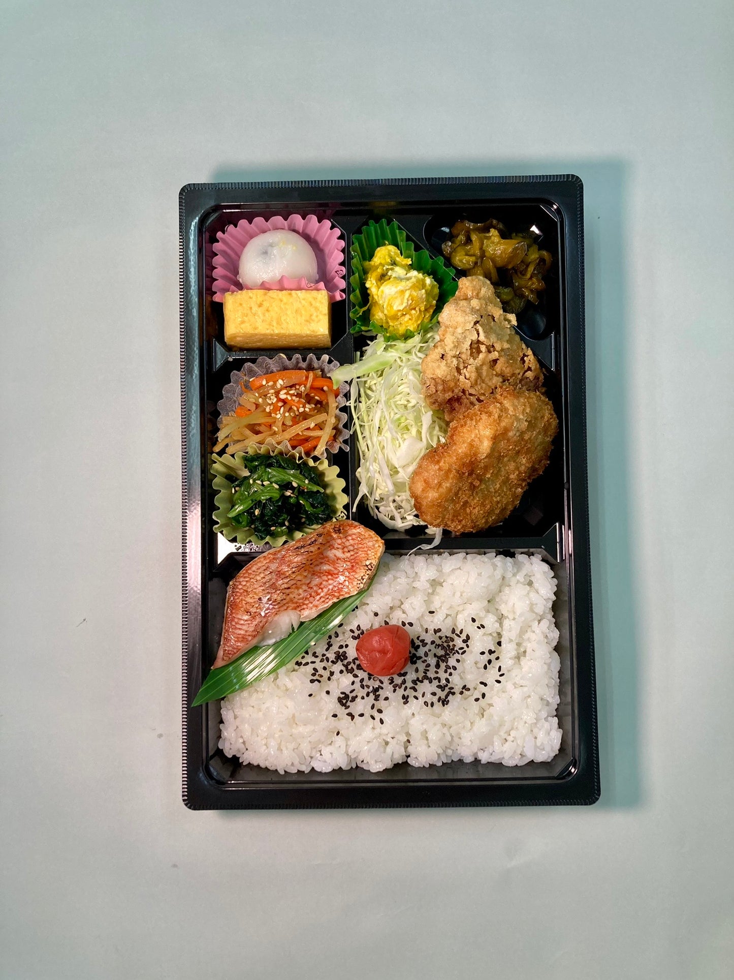 厚切りヒレカツ鶏唐＆焼き魚弁当