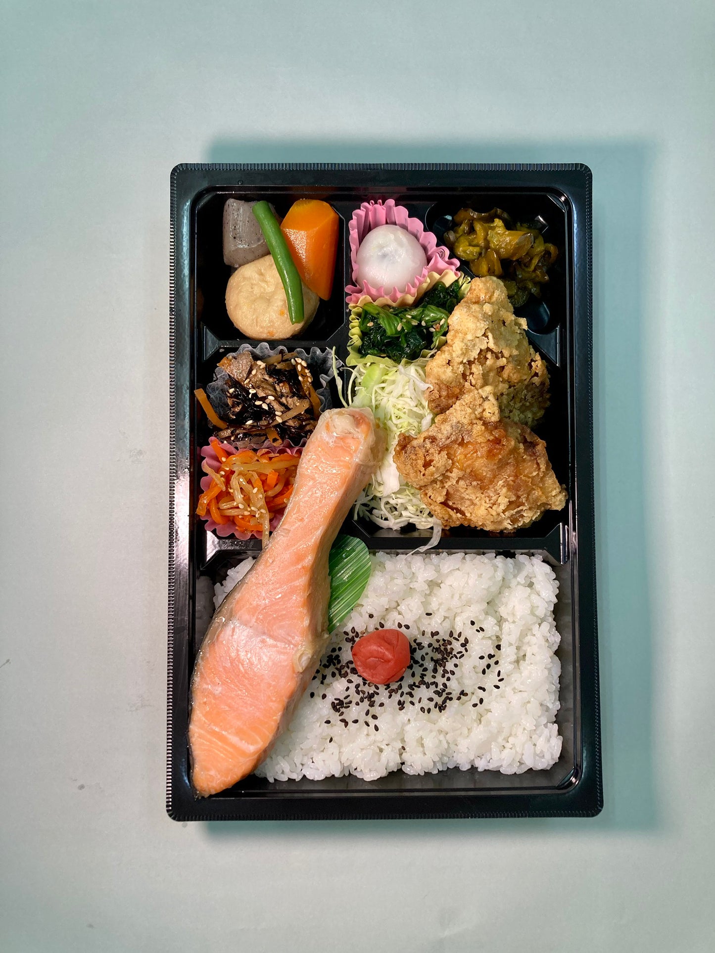 銀鮭＆鶏の唐揚げ弁当